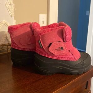 North face snow boots size 8 little girls.